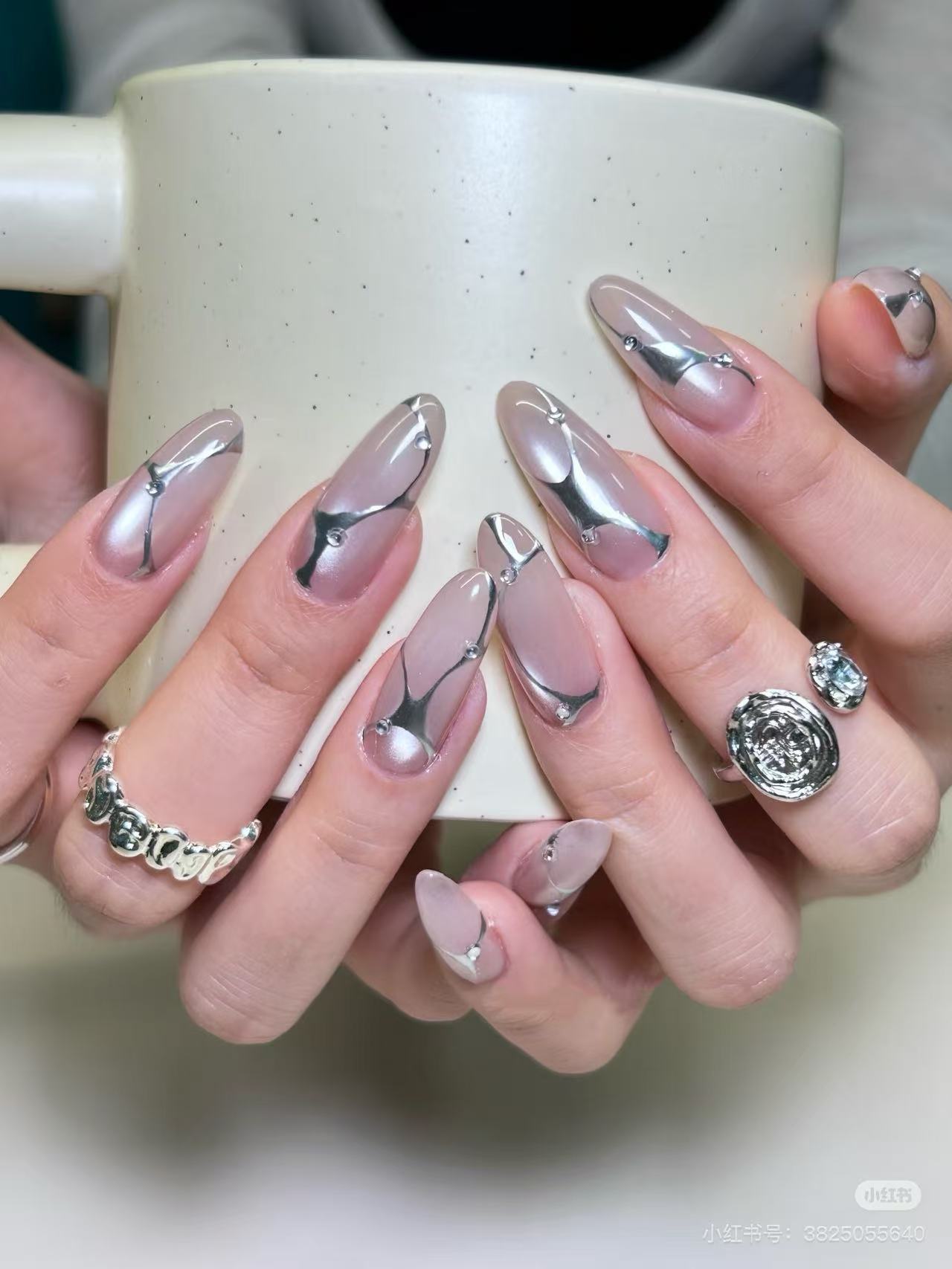 Metal Line · White Oval Press-On Nails